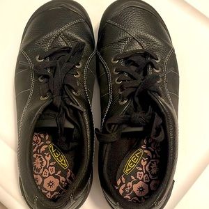Keen womens size 39 black shoes